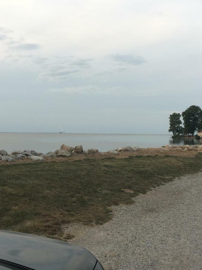 Quiet At The Bay. *